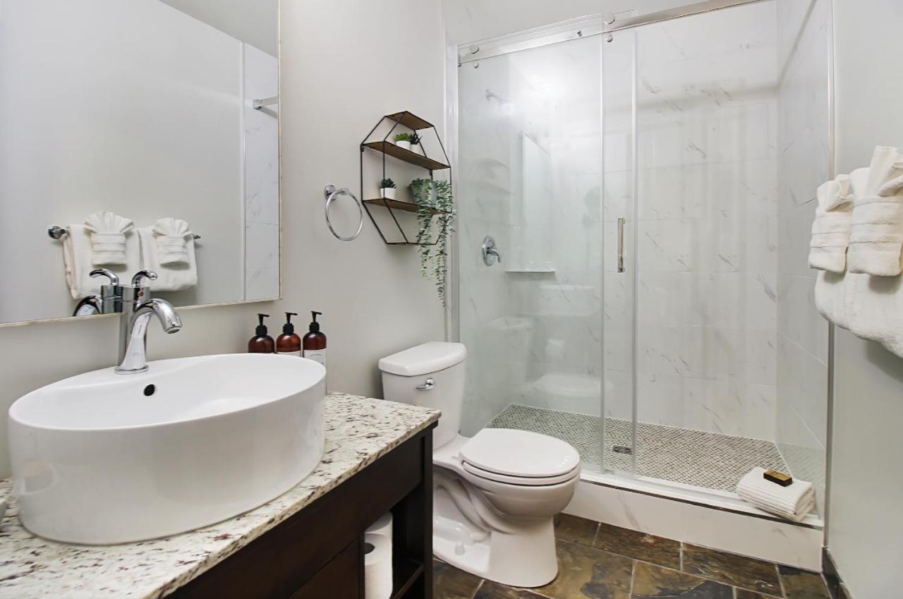Outstanding Mountain Condo Waterslide And Hot Tub Managed By Little Sister Getaways Canmore Chambre photo