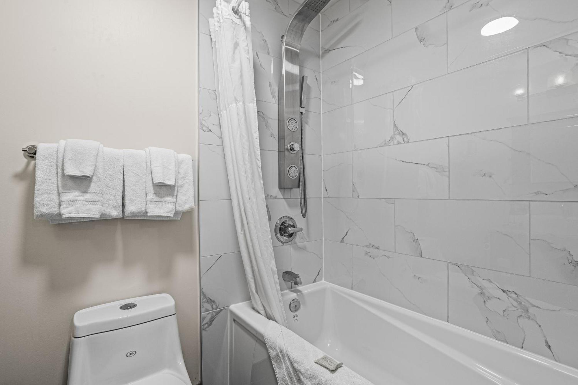 Outstanding Mountain Condo Waterslide And Hot Tub Managed By Little Sister Getaways Canmore Extérieur photo