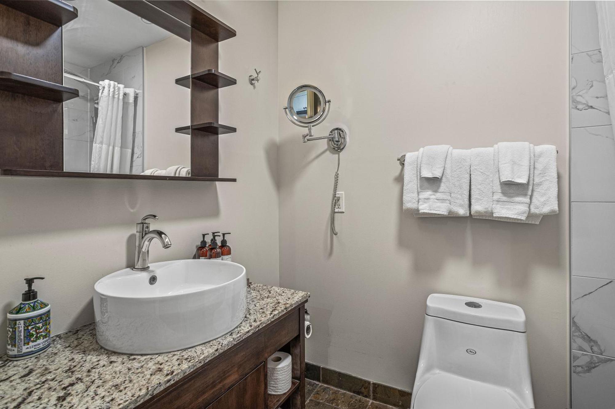 Outstanding Mountain Condo Waterslide And Hot Tub Managed By Little Sister Getaways Canmore Extérieur photo