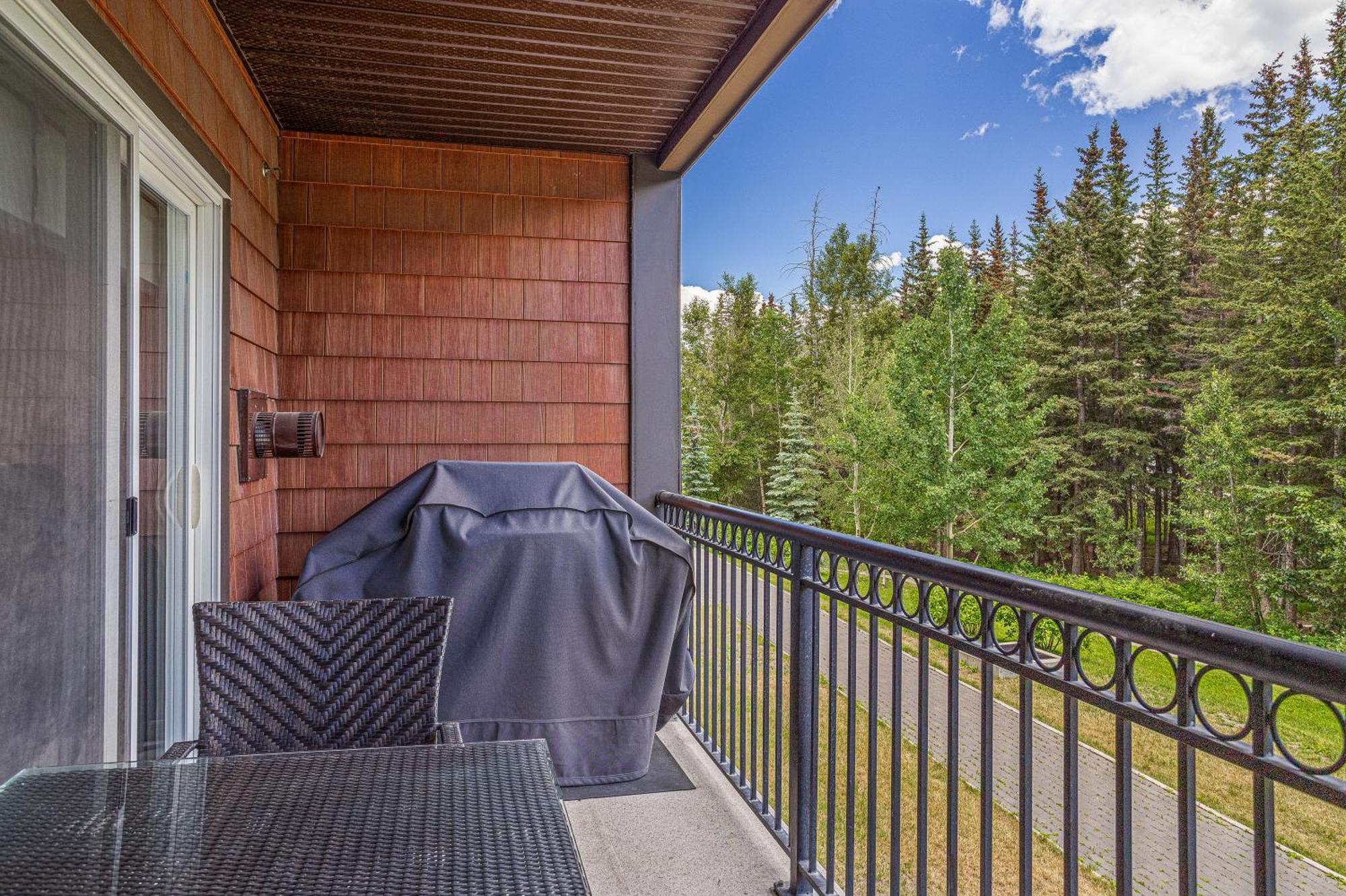 Outstanding Mountain Condo Waterslide And Hot Tub Managed By Little Sister Getaways Canmore Extérieur photo