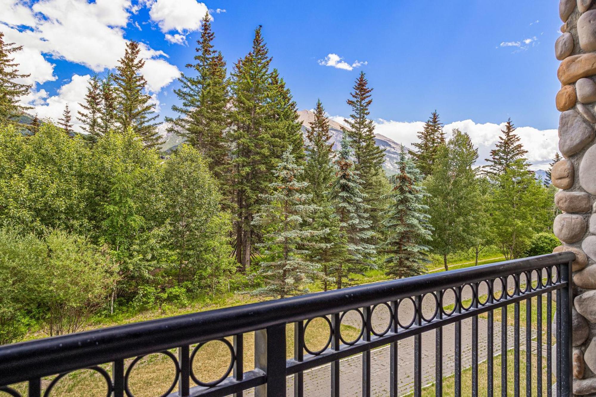 Outstanding Mountain Condo Waterslide And Hot Tub Managed By Little Sister Getaways Canmore Extérieur photo