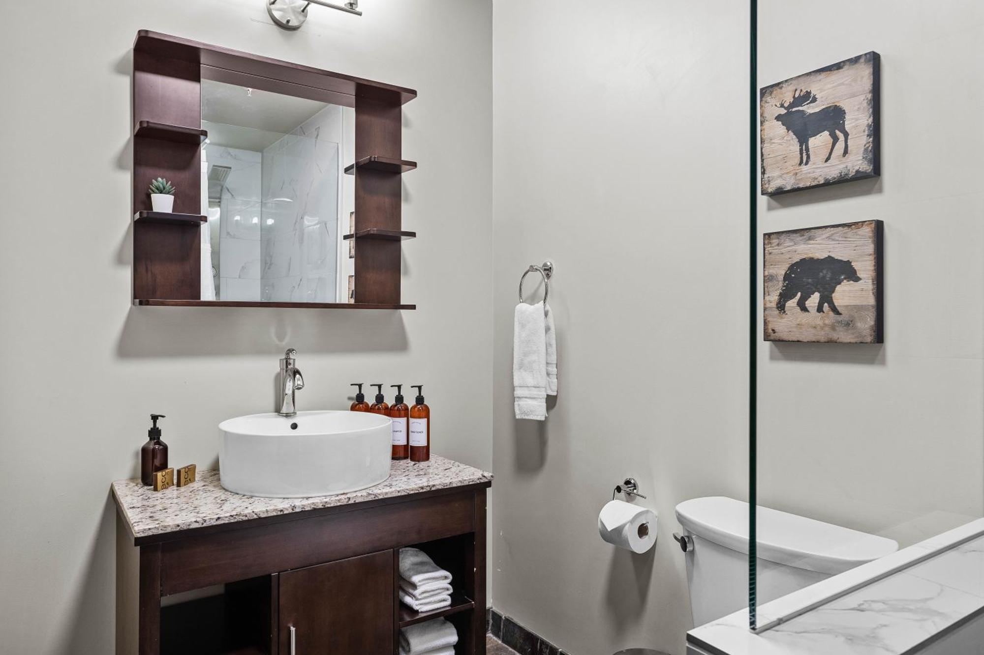 Outstanding Mountain Condo Waterslide And Hot Tub Managed By Little Sister Getaways Canmore Extérieur photo