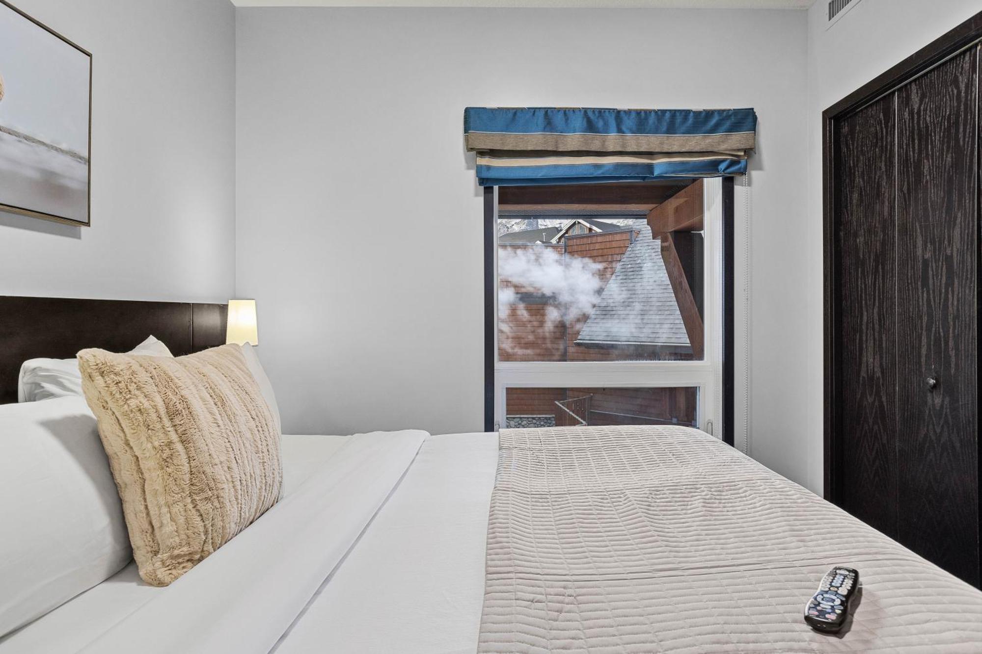 Outstanding Mountain Condo Waterslide And Hot Tub Managed By Little Sister Getaways Canmore Extérieur photo