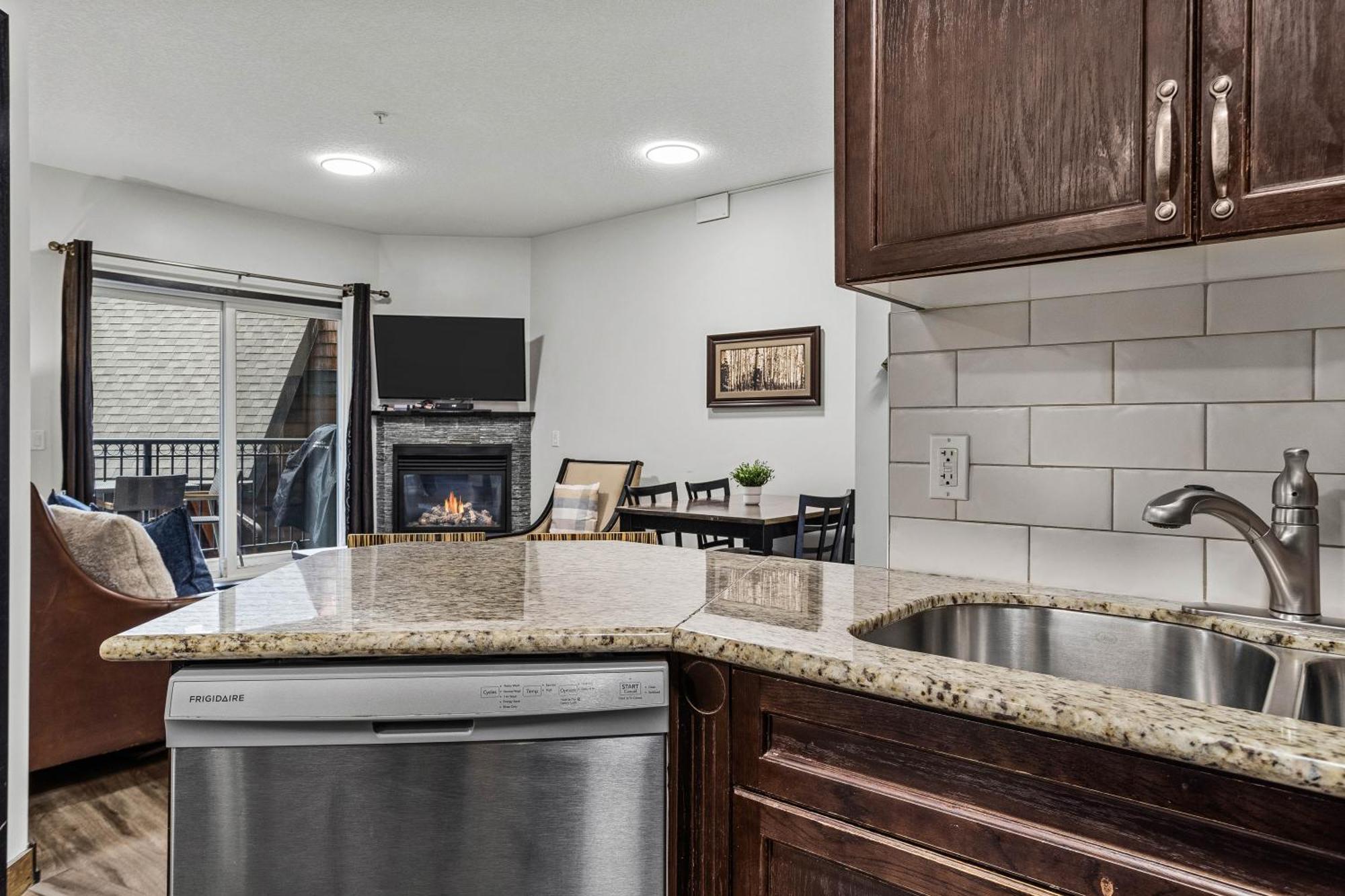 Outstanding Mountain Condo Waterslide And Hot Tub Managed By Little Sister Getaways Canmore Extérieur photo